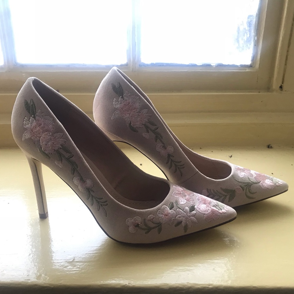Brand new embroidered pumps